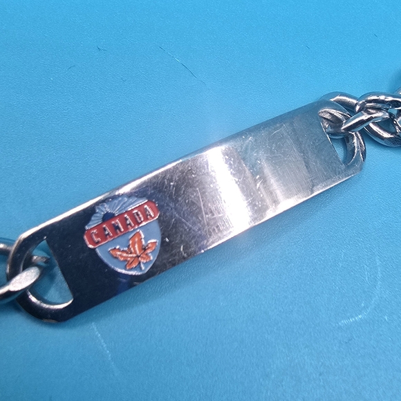 Silver Chain Bracelet with Canada Emblem - Picture 2 of 6